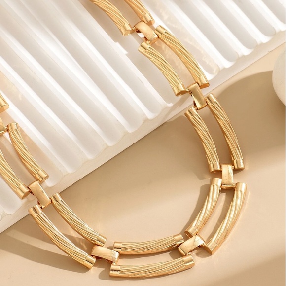 Luxe Gold Tone Minimalist Statement Necklace - Picture 4 of 4